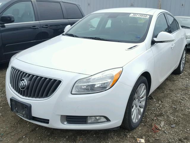 2G4GR5EK8C9176246 - 2012 BUICK REGAL WHITE photo 2