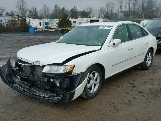 KMHFC46F56A135770 - 2006 HYUNDAI AZERA SE WHITE photo 2