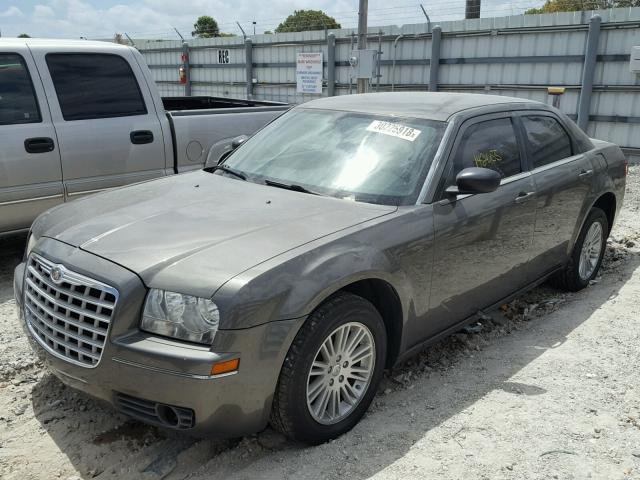 2C3KA53V39H607453 - 2009 CHRYSLER 300 TOURIN BROWN photo 2