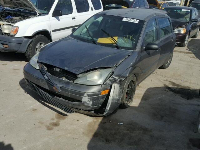 3FAHP37323R186019 - 2003 FORD FOCUS ZX5 GRAY photo 2