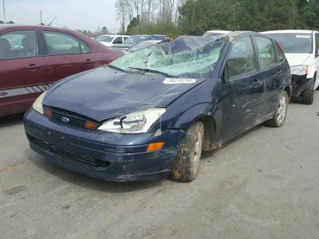 3FAFP37342R223156 - 2002 FORD FOCUS ZX5 BLUE photo 2