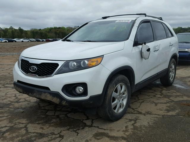 5XYKT3A6XDG328661 - 2013 KIA SORENTO LX WHITE photo 2