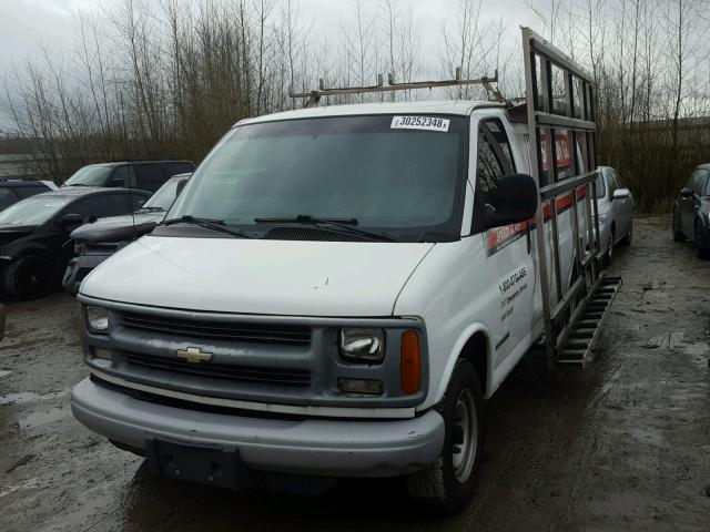 1GCGG25R721129136 - 2002 CHEVROLET EXPRESS G2 WHITE photo 2