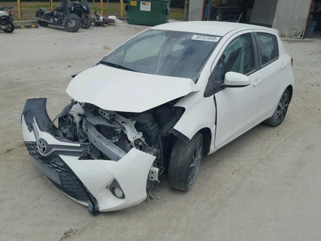 VNKKTUD3XHA081758 - 2017 TOYOTA YARIS L WHITE photo 2