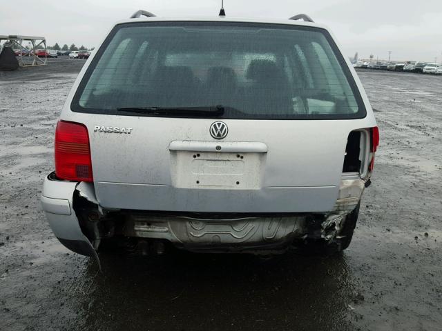 WVWNA23B5YE389051 - 2000 VOLKSWAGEN PASSAT GLS SILVER photo 9