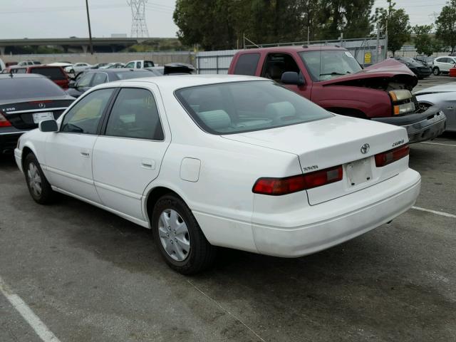 JT2BG22K8W0171997 - 1998 TOYOTA CAMRY CE WHITE photo 3