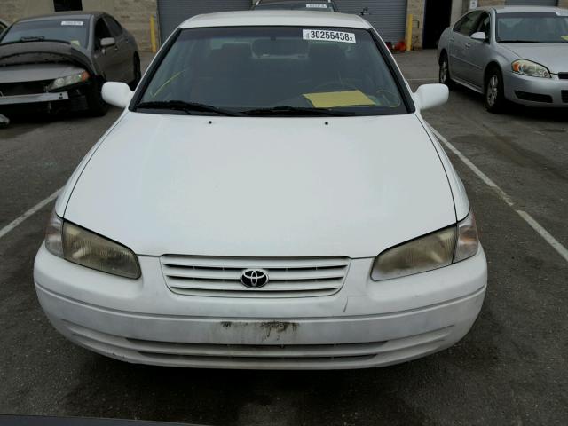 JT2BG22K8W0171997 - 1998 TOYOTA CAMRY CE WHITE photo 9