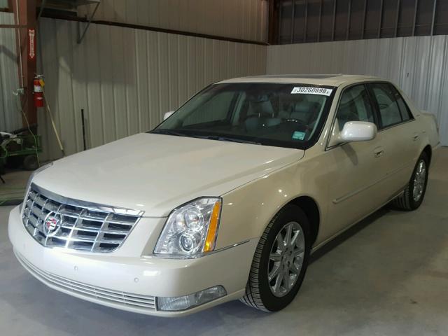 1G6KD5E67BU101879 - 2011 CADILLAC DTS LUXURY CREAM photo 2