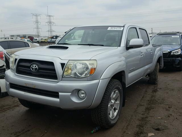 5TELU42N07Z346982 - 2007 TOYOTA TACOMA DOU SILVER photo 2