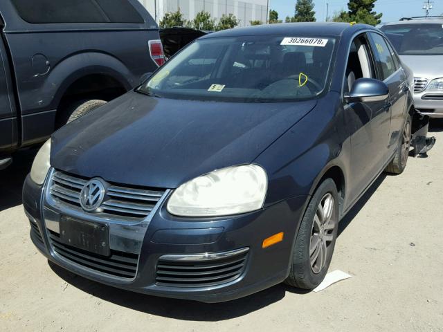 3VWSF71K35M628832 - 2005 VOLKSWAGEN NEW JETTA BLUE photo 2