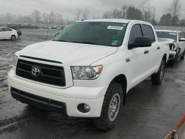 5TFDY5F14DX308860 - 2013 TOYOTA TUNDRA CRE WHITE photo 2