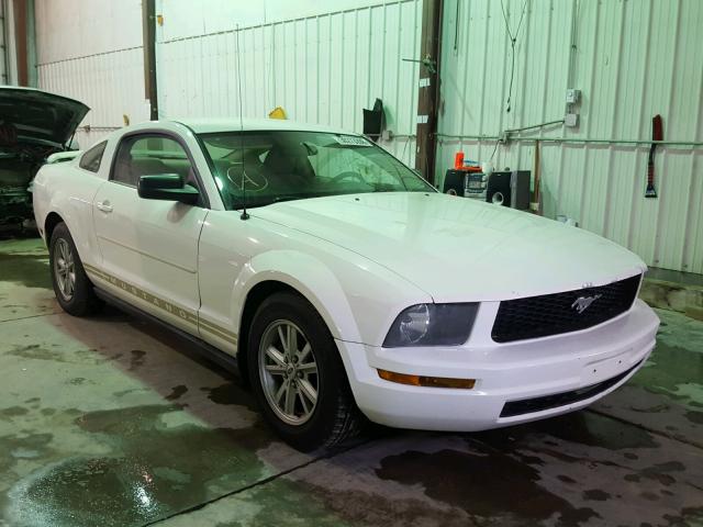 1ZVFT80N555115325 - 2005 FORD MUSTANG WHITE photo 1