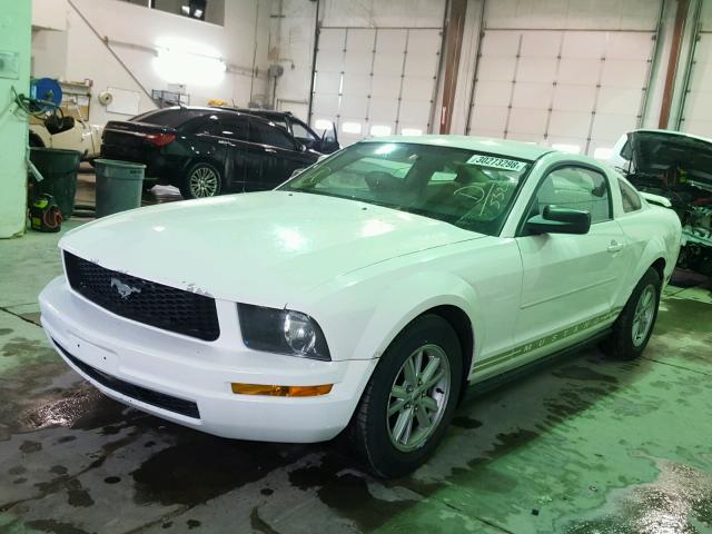 1ZVFT80N555115325 - 2005 FORD MUSTANG WHITE photo 2