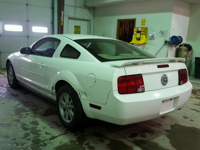 1ZVFT80N555115325 - 2005 FORD MUSTANG WHITE photo 3