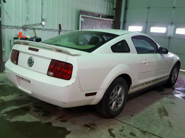 1ZVFT80N555115325 - 2005 FORD MUSTANG WHITE photo 4