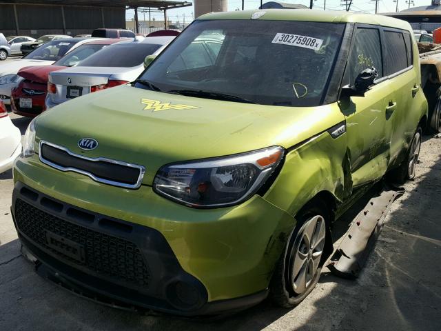 KNDJN2A23F7805525 - 2015 KIA SOUL GREEN photo 2