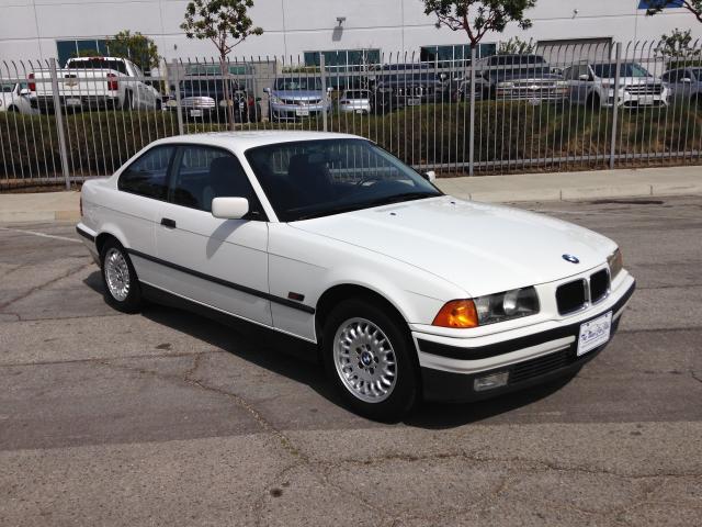 WBABE5328RJA10464 - 1994 BMW 318 IS WHITE photo 3