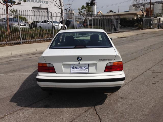 WBABE5328RJA10464 - 1994 BMW 318 IS WHITE photo 5