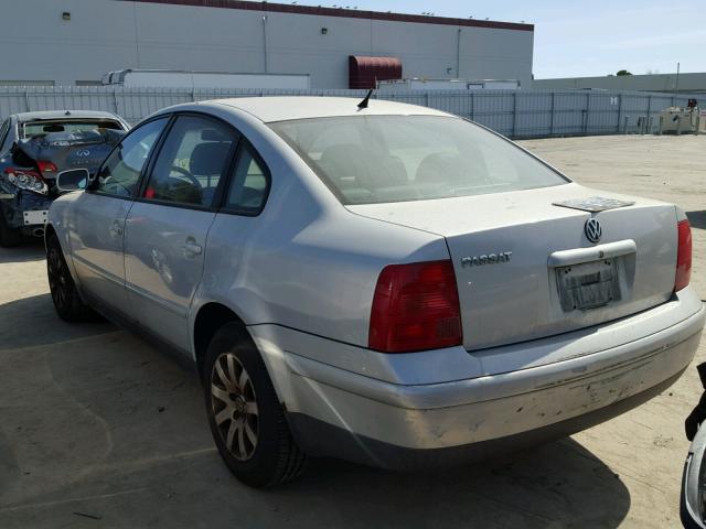 WVWMA23B2YP158799 - 2000 VOLKSWAGEN PASSAT GLS GRAY photo 3