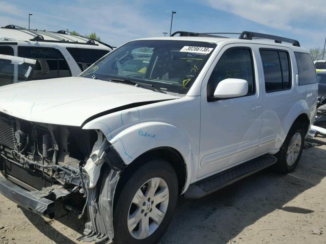 5N1AR18U55C701741 - 2005 NISSAN PATHFINDER WHITE photo 2