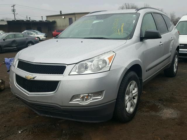 1GNLVEED0AS137041 - 2010 CHEVROLET TRAVERSE L SILVER photo 2