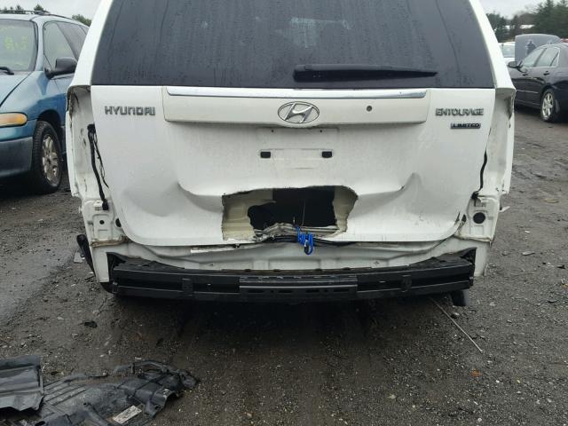 KNDMC233676016799 - 2007 HYUNDAI ENTOURAGE WHITE photo 9