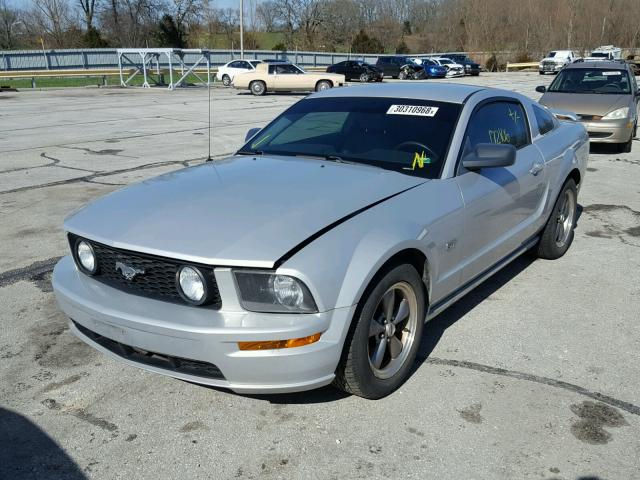 1ZVFT82H865227884 - 2006 FORD MUSTANG GT SILVER photo 2
