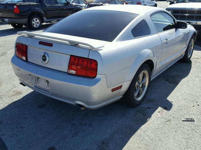 1ZVFT82H865227884 - 2006 FORD MUSTANG GT SILVER photo 4