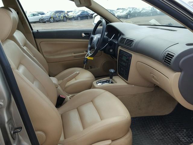 WVWBD63B15E048131 - 2005 VOLKSWAGEN PASSAT GLS BEIGE photo 5