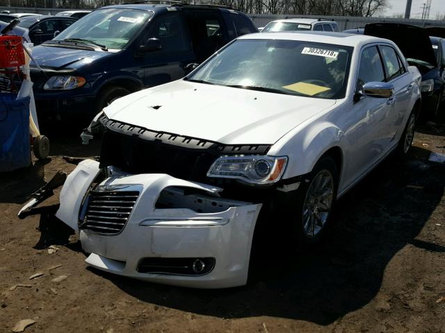 2C3CA5CG2BH551601 - 2011 CHRYSLER 300 LIMITE WHITE photo 2