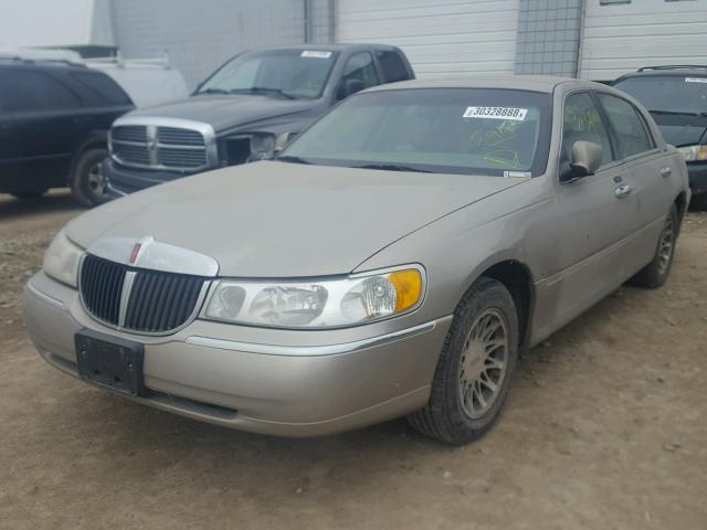 1LNHM82W31Y722438 - 2001 LINCOLN TOWN CAR S TAN photo 2