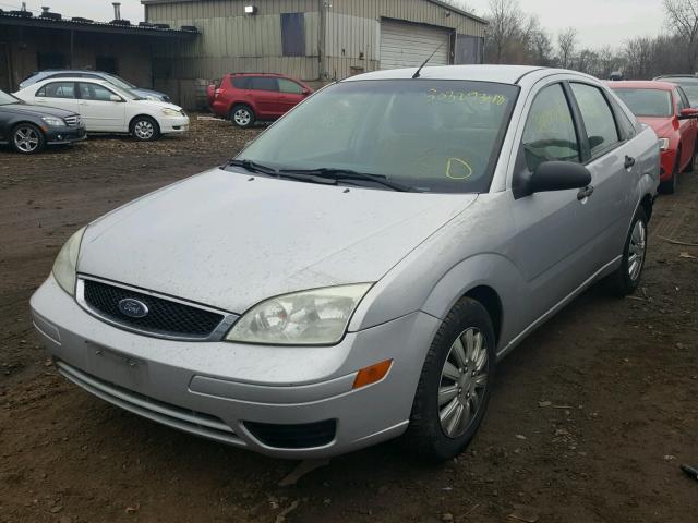 1FAFP34N56W104931 - 2006 FORD FOCUS ZX4 SILVER photo 2