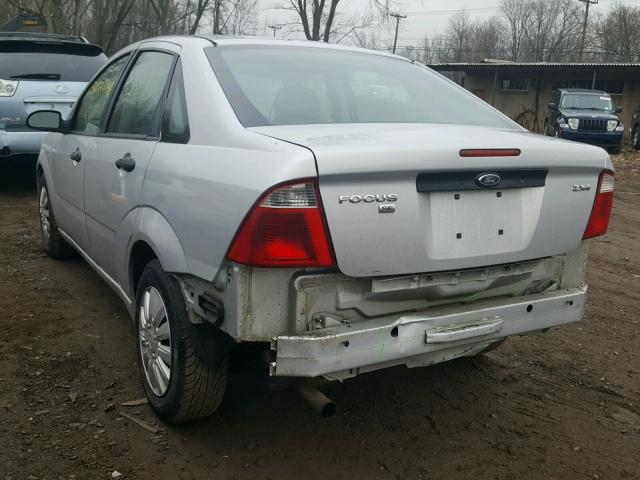 1FAFP34N56W104931 - 2006 FORD FOCUS ZX4 SILVER photo 3