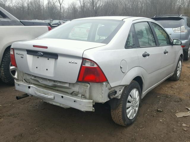 1FAFP34N56W104931 - 2006 FORD FOCUS ZX4 SILVER photo 4