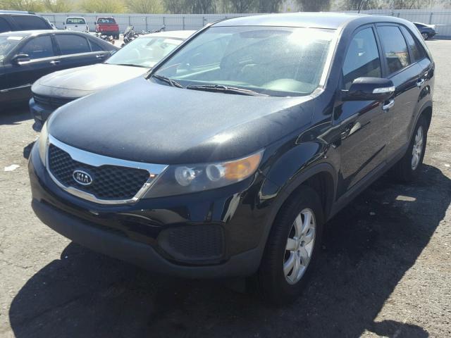 5XYKT3A12BG009823 - 2011 KIA SORENTO BA BLACK photo 2