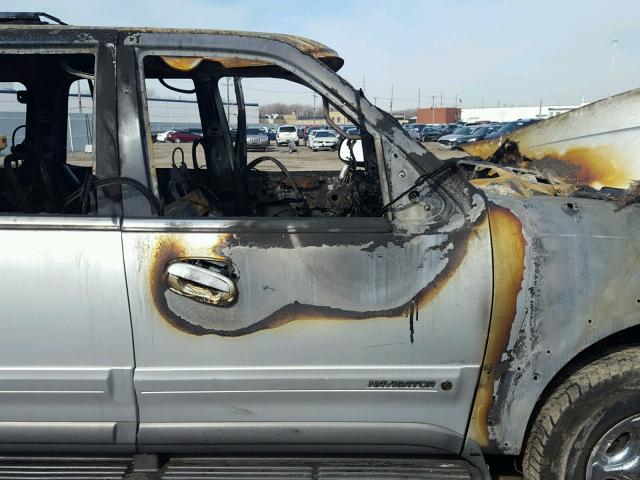 5LMPU28L8XLJ15315 - 1999 LINCOLN NAVIGATOR 银色 照片 5