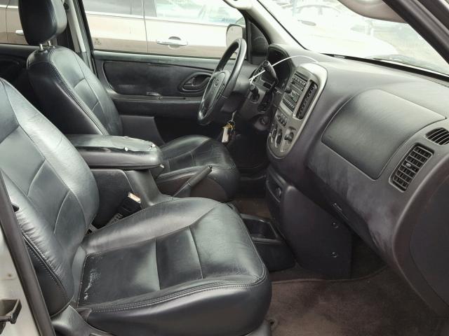 1FMCU04104KA25393 - 2004 FORD ESCAPE LIM SILVER photo 5