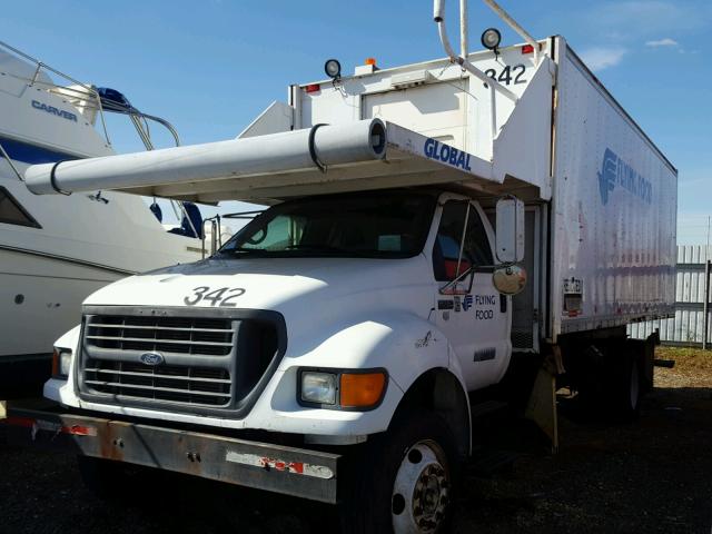 3FDPF7535YMA06342 - 2000 FORD F750 SUPER WHITE photo 2