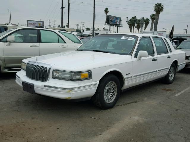 1LNLM81W8VY663016 - 1997 LINCOLN TOWN CAR E WHITE photo 2