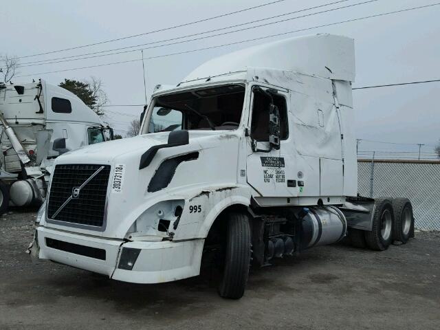 4V4NC9EH4CN561913 - 2012 VOLVO VN VNL WHITE photo 2