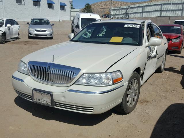 1LNHM82W47Y629906 - 2007 LINCOLN TOWN CAR S BEIGE photo 2