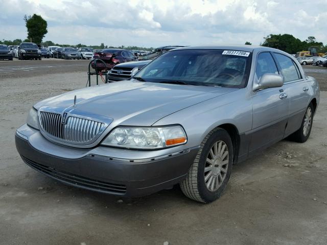 1LNHM82W83Y619373 - 2003 LINCOLN TOWN CAR S SILVER photo 2