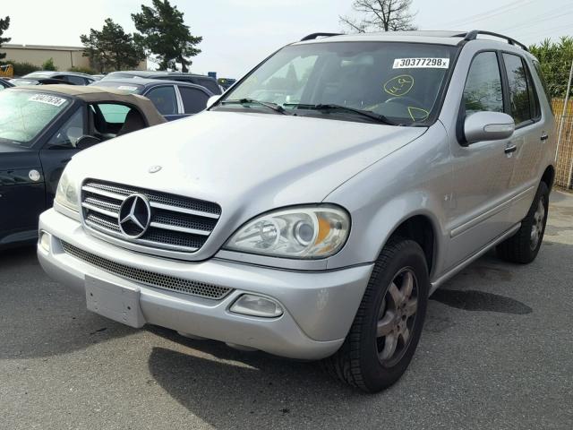 4JGAB75EX3A426655 - 2003 MERCEDES-BENZ ML 500 SILVER photo 2