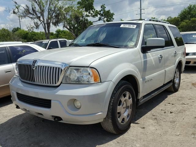 5LMFU27596LJ24179 - 2006 LINCOLN NAVIGATOR WHITE photo 2