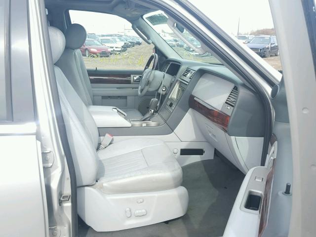 5LMFU28R74LJ34613 - 2004 LINCOLN NAVIGATOR SILVER photo 5