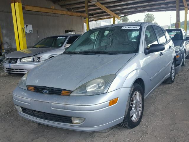 3FAFP37354R126938 - 2004 FORD FOCUS ZX5 SILVER photo 2