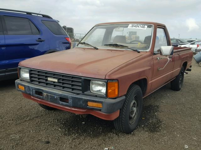 JT4RN55R7F0120674 - 1985 TOYOTA PICKUP 1/2 BURGUNDY photo 2