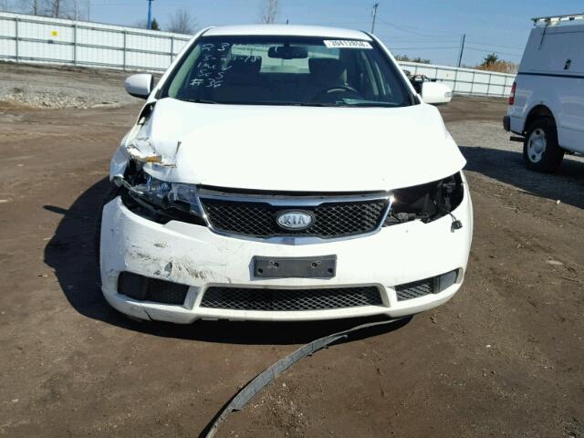 KNAFU4A22A5186549 - 2010 KIA FORTE EX WHITE photo 9