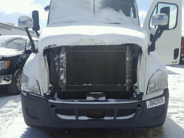 1FUJGLBG3CSBW7260 - 2012 FREIGHTLINER CASCADIA 1 WHITE photo 7