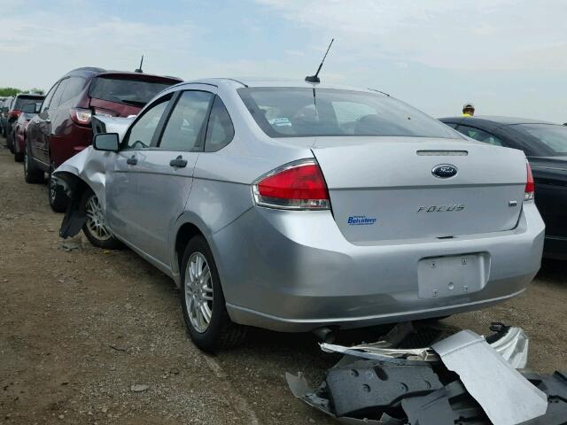 1FAHP3FN6AW295208 - 2010 FORD FOCUS SILVER photo 3